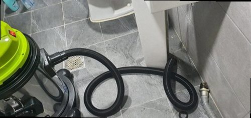 금정구 장전2동 하수구막힘 점검 후 배수 흐름을 확인하는 장면