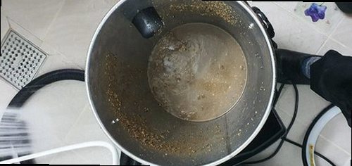 금정구 구서2동 하수구막힘 배수구 주변의 물 고임과 이물질을 확인하는 모습